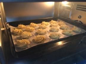 烤箱预热，180度烤15分钟，具体要根据自己烤箱脾气而定哦……而且最后几分钟一定要在烤箱旁认真观察上色……我就走开了一下，上色深了