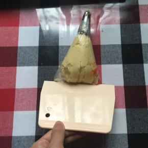 装入裱花袋，用刮刀刮整齐，并排气