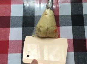 装入裱花袋，用刮刀刮整齐，并排气