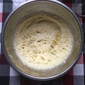 搅拌均匀，过程一定要用刮刀把边缘的刮到中间去