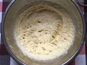 搅拌均匀，过程一定要用刮刀把边缘的刮到中间去