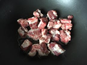 锅里热油后放入洗净擦干水分的排骨