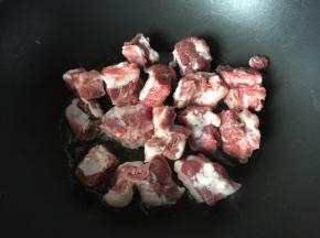 锅里热油后放入洗净擦干水分的排骨