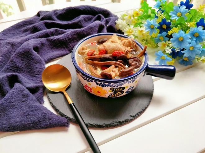 茶树菇鸡架汤