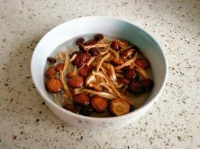 茶树菇用温水浸泡10分钟