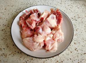 鸡架洗净剁块