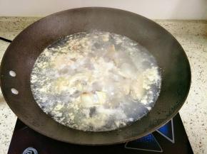 锅里水烧开，放入鸡架焯水