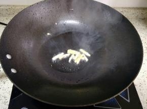 另起锅倒入少许油，下入姜丝炒香