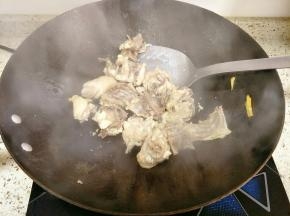 加入鸡架翻炒
