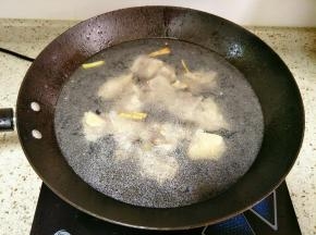 加入适量清水没过鸡架