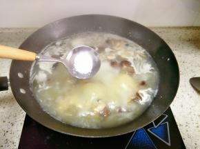 加入盐、鸡精调味