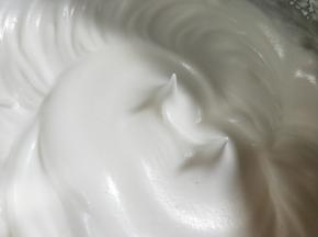打至轻轻提起打蛋器可以拉出小尖角的状态。