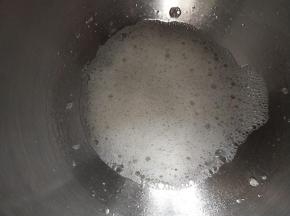 蛋清加少许白醋打至粗泡状态。