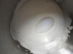 打至比较细腻的泡沫，加入10克细砂糖，继续打发。