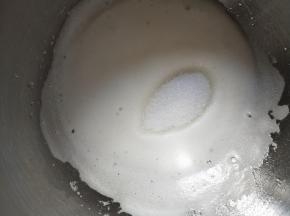 打至比较细腻的泡沫，加入10克细砂糖，继续打发。
