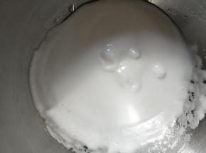 打至细腻泡沫时加10克细砂糖。