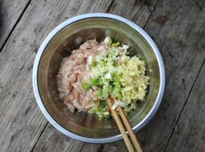 葱姜放入肉末里面