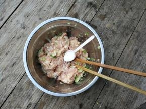 放入盐糖生抽