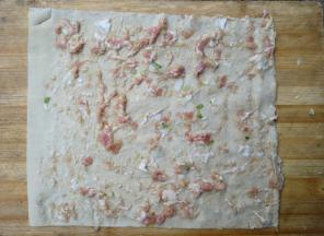 取一张百叶涂抹适量肉馅表面