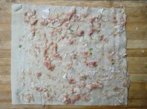 取一张百叶涂抹适量肉馅表面