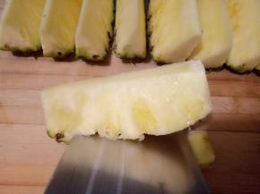 再顺着菠萝肉把皮去掉