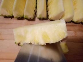 再顺着菠萝肉把皮去掉
