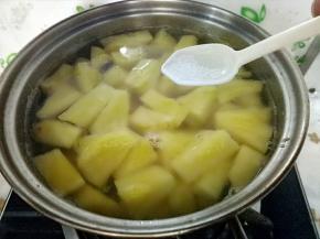 开锅调小火，加一点点的盐(也可以不加)