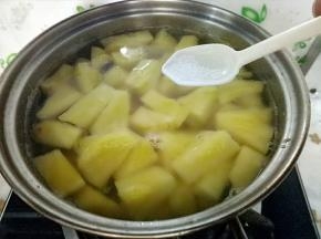 开锅调小火，加一点点的盐(也可以不加)