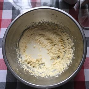 分3次加入淡奶油，淡奶油我是用微波炉加热5秒左右吧……就是需要40度左右