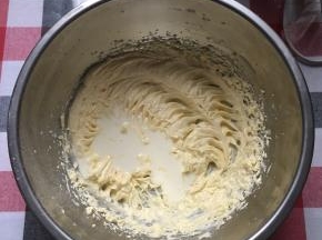 分3次加入淡奶油，淡奶油我是用微波炉加热5秒左右吧……就是需要40度左右