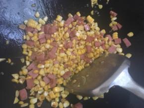 玉米和火腿切丁，盐翻炒，炒熟
