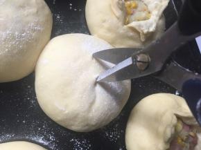 表面撒上高筋面粉，用专用剪刀剪十字口