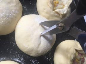 表面撒上高筋面粉，用专用剪刀剪十字口