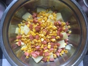 玉米、火腿、土豆混合