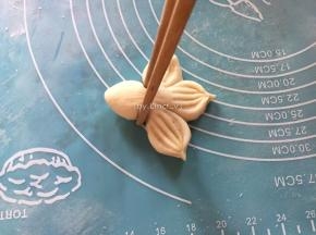 用筷子夹住前端，整出金鱼头部
