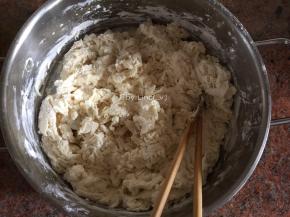 将酵母倒入温水中搅拌均匀后静置几分钟.将面粉、细砂糖倒入盆中（不喜欢甜的可不放细砂糖），一边加入酵母温水一边搅拌，成絮状
