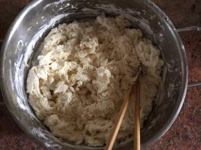 将酵母倒入温水中搅拌均匀后静置几分钟.将面粉、细砂糖倒入盆中（不喜欢甜的可不放细砂糖），一边加入酵母温水一边搅拌，成絮状
