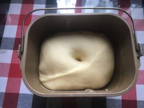 面团发酵1小时（我直接在面包机选择发酵功能1小时）手指沾面粉在中间戳洞，不回缩