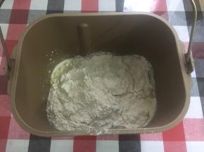 做面团，除了黄油，所有材料混合揉成面团（我用东菱6D热旋风和面程序10分钟后，静置10分钟，入黄油再揉一个18分钟和面程序）