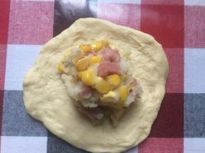 小剂子压扁包馅，注意馅不能太多，不然会很难包，不过我还是包了65g……