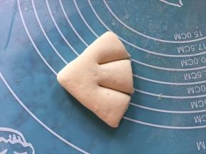 用刀将尾部分成3等份切开
