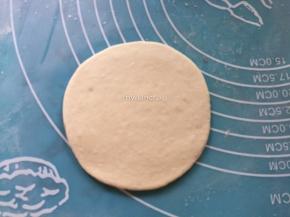 将面包揉成一个个的圆形，然后轻压扁，擀成圆形
