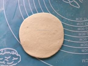 将面包揉成一个个的圆形，然后轻压扁，擀成圆形
