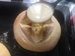 15分钟后面包微微上色，拿出来，奶汁，分次加入，不要漏出来！灌好奶汁继续放烤箱里，烤5分钟（要多观察，如果上色深了，要加盖锡纸）