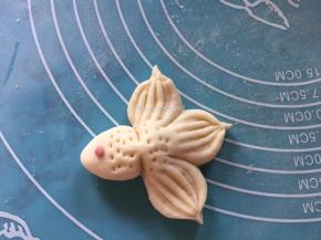 
再用叉子在眼睛后方叉上一些小孔当鱼鳞
