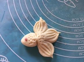 
再用叉子在眼睛后方叉上一些小孔当鱼鳞
