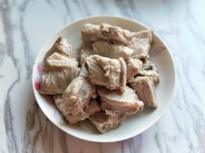 之后两肋排焯水，冷水入锅，烧开，撇出