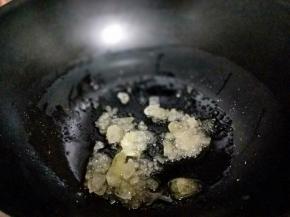 起油锅，加入冰糖。