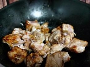 加入焯水的排骨炒糖色。