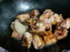 再加入香料。